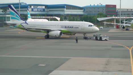 Paisaje-Del-Estacionamiento-De-Aviones-En-La-Pista-En-El-Aeropuerto-De-Busan-En-Corea-Del-Sur