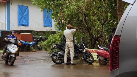 Oficial-De-Policía-Indio-Reemplaza-El-Sombrero-En-El-Control-Policial-En-La-Carretera-En-La-Zona-Rural-De-Goa,-India