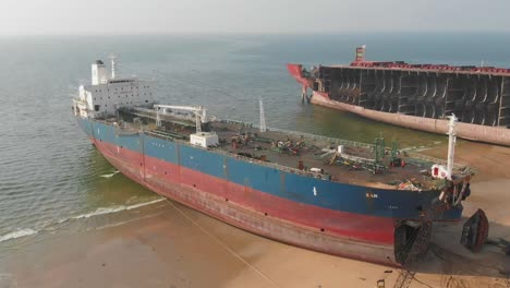 Luftaufnahme-Eines-Gestrandeten-Tankschiffs-Am-Strand-Von-Gaddani-In-Pakistan