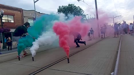 Kinder-Spielen-Im-Bunten-Rauch-Auf-Den-Gleisen,-Der-Die-Farben-Der-Italienischen-Flagge,-Corso-Italia,-Toronto,-Darstellt