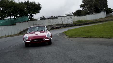 Coche-Antiguo-Jaguar-Camino-Rojo