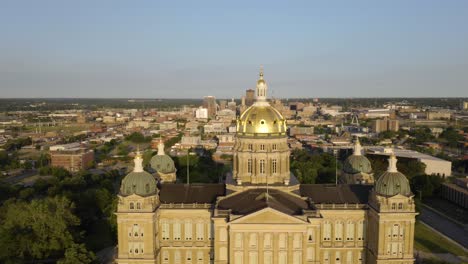 Se-Revela-El-Edificio-Del-Capitolio-Del-Estado-De-Iowa.-Toma-Aérea-De-Establecimiento