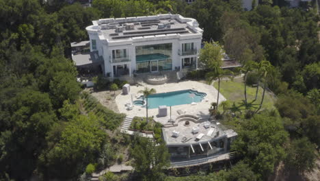 Antena-De-Una-Mansión-De-Hollywood-Hills-De-Varios-Niveles-Con-Piscina-De-Lujo-Y-Casa-De-Huéspedes