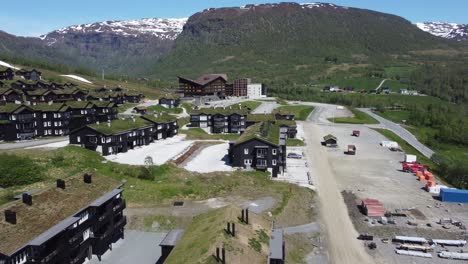 Myrkdalen-Bergdorf-–-Flug-über-Teure,-Riesige-Schwarze-Ferienhäuser-Mit-Grasdach-Und-Kurs-Auf-Das-Myrkdalen-Hotel-Im-Zentrum-–-Norwegen