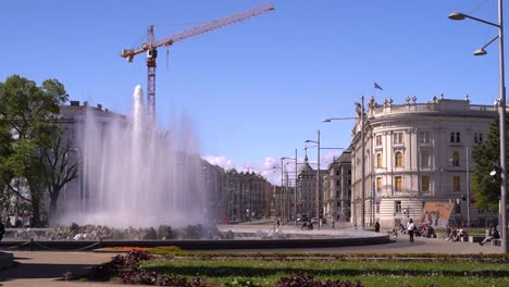 Paisaje-Tranquilo-En-El-Centro-De-Viena-Con-Fuente-De-Agua-En-Un-Día-Claro