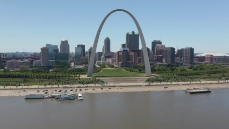 Volando-Lejos-Del-Centro-De-Saint-Louis,-Missouri,-En-Un-Día-De-Verano