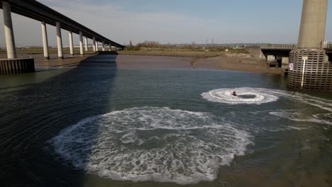 Jet-Ski-Dando-Vueltas-En-El-Río-Swale-En-Sittingbourne,-Reino-Unido-En-Verano