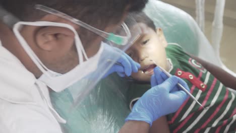 Dentista-En-El-Trabajo-Operando-A-Niños