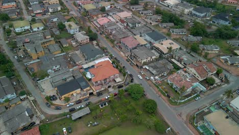 Abeokuta,-Estado-De-Ogun---Nigeria---10-De-Junio-De-2021:-Paisaje-Urbano-De-La-Ciudad-De-Abeokuta,-Red-De-Transporte-Y-Techos-Viejos-Marrones