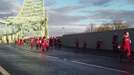 Cámara-Lenta-Caridad-Santa-Dash-Road-Diversión-Correr-A-Través-De-Runcorn-Silver-Jubilee-Bridge