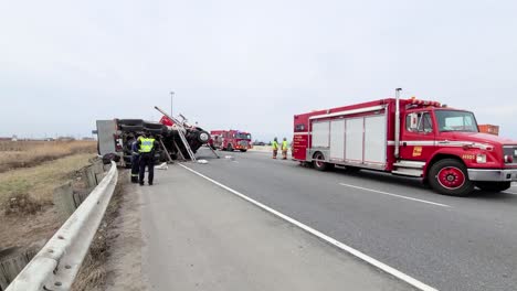 LKW-Unfallstelle-Mit-Feuerwehrfahrzeug-Und-Polizisten---Kamerafahrt-Mit-Dolly