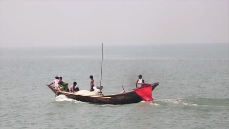 Un-Bote-Con-5-Hombres-Adentro-Viaja-A-Lo-Largo-Del-Río-Padma