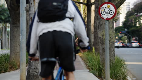 Fahrräder-Fahren-Auf-Dem-Radweg-Im-Zentrum-Einer-Belebten-Straße-Einer-Großstadt