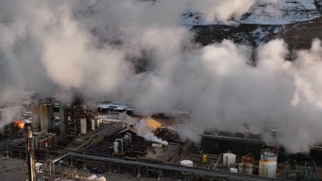 Imágenes-Aéreas-En-Cámara-Lenta-En-La-Refinería-En-North-Salt-Lake,-Utah