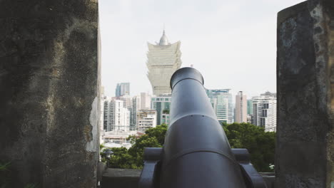 Macao---Cañón-En-Las-Murallas-Del-Monte-Forte-Con-El-Hotel-Grand-Lisboa-En-La-Distancia