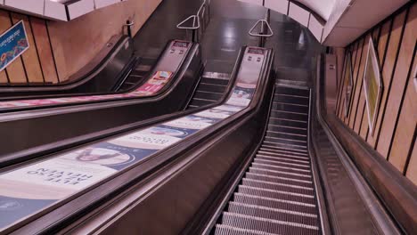 Die-Rolltreppe-Hinuntergehen-Teil-2