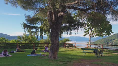 Gruppe-Von-Menschen,-Die-Yoga-Im-Freien-In-Rocca-Di-Arona-über-Dem-Lago-Maggiore-Praktizieren