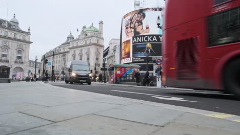 Tiro-Deslizante-Bajo-Y-Suave-Del-Centro-De-Londres-Piccadilly-Circus