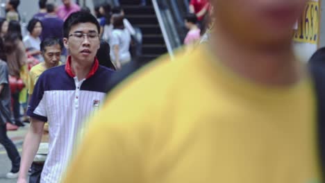 Varios-Ciudadanos-De-Hong-Kong-Pasando-Por-La-Rutina-De-Caminar-En-La-Estación-De-Metro