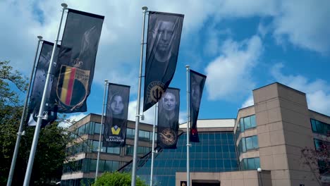 Flaggen-Mit-Belgischem-Fußballlogo-Und-Eden-Hazard-Am-Sitz-Des-Königlich-Belgischen-Fußballverbandes-In-Brüssel,-Belgien