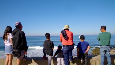 Turistas-Viendo-Y-Apuntando-A-La-Playa-Con-Un-Punto-De-Cámara-Lenta