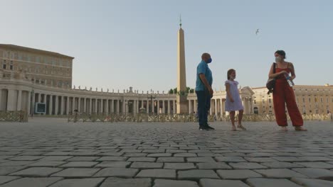 Familia-Caminando-En-St