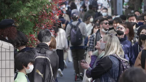 Mujer-Turista-Que-No-Usa-Máscara-En-La-Multitud-De-Personas-Durante-La-Pandemia-En-Tokio,-Japón