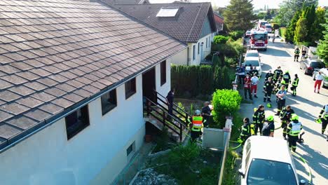 Aérea---Bomberos-Después-De-Atender-Un-Incendio-En-Oberwaltersdorf,-Austria