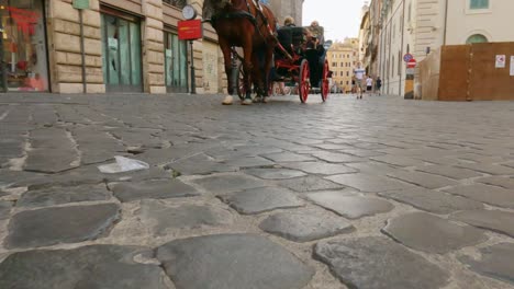 Carruaje-De-Caballos-Turístico-En-La-Plaza-Piazza-Della-Minerva-En-Roma,-Italia