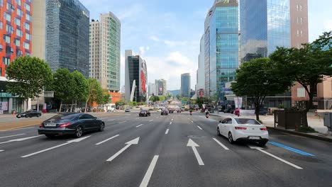 Tráfico-De-Seúl-En-El-Distrito-De-Gangnam-De-Yeongdong-daero-Road---2021-06-27---Ipark,-Edificio-De-La-Torre-Comercial-Coreana-Cerca-De-Coex,-Punto-De-Vista-Del-Conductor-En-Una-Amplia-Carretera-De-Varios-Carriles-En-El-Centro-De-Seúl