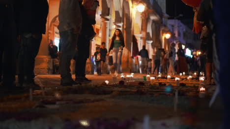 Vista-Desde-El-Piso-De-Una-Exhibición-De-Tapetes-Hechos-Con-Aserrín-De-Colores-Enmarcados-Con-Flores-De-Cempasuchitl-Y-Velas-Durante-La-Celebración-Del-Día-De-Los-Muertos-En-México