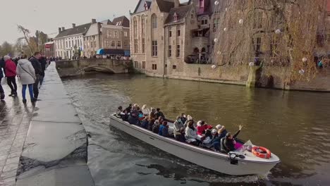 Touristen-Machen-Eine-Bootsfahrt-Durch-Die-Kanäle-Von-Brügge