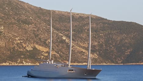 Luxus-Motoryacht-Im-Malerischen-Meer-Von-Kefalonia,-Griechenland-–-Breit,-Statisch