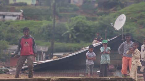 Statische-Aufnahme-Einheimischer-Kinder,-Die-Am-Straßenrand-Einer-Teeplantage-In-Sri-Lanka-Spielen