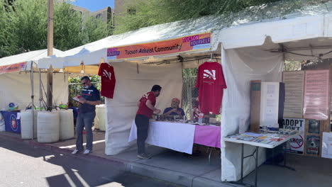 Hombre-Hablando-Frente-Al-Stand-De-La-Comunidad-Atea-En-El-Tucson-Meet-Yourself-Festival-En-Arizona