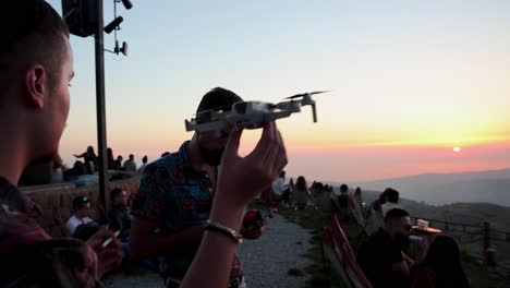 Dos-Amigos-Iniciando-Un-Pequeño-Dron-Listo-Para-Volar-Hacia-La-Puesta-De-Sol-En-El-Salón-Cherry-Frozen