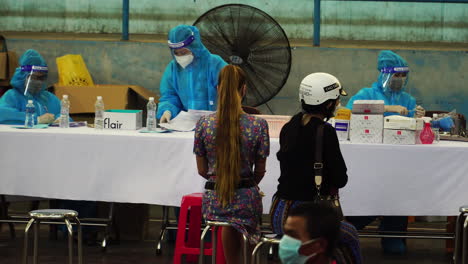 Equipo-De-Salud-En-El-Día-De-La-Vacunación-Extranjera