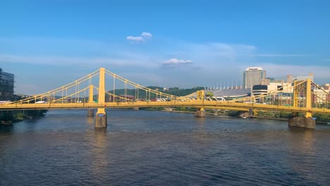 Puente-Andy-Warhol-Con-El-Río-Allegheny-Durante-El-Verano-En-El-Centro-De-Pittsburgh