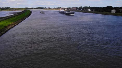 Antena-Sobre-El-Río-Noord-Con-Vt-Vorstenbosch-Acercándose-En-Segundo-Plano.