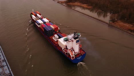 Vista-Aérea-De-La-Popa-Del-Carguero-Jsp-Carla-Que-Viaja-A-Lo-Largo-De-Oude-Maas-En-Un-Día-Nublado-Con-Otro-Barco-Que-Pasa-Cerca