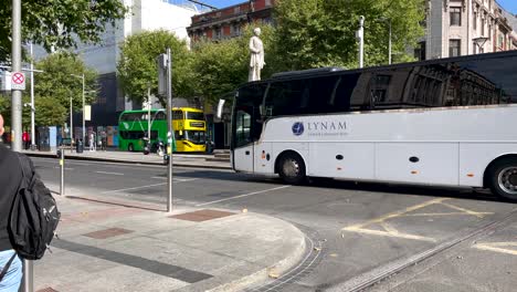 Punto-De-Vista-De-Tráfico-En-Cámara-Lenta-Con-Autobuses-Públicos-Y-Automóviles-En-El-Centro-De-La-Ciudad-De-Dublín-Durante-La-Luz-Del-Sol