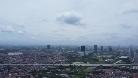 Städtische-Tagesatmosphäre-Mit-Klarem-Himmel