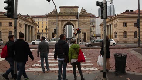 Timelapse-Urbano-De-La-Ciudad-De-Milán-Con-Gente-Esperando-En-El-Semáforo-Para-Cruzar-En-El-Paso-De-Peatones