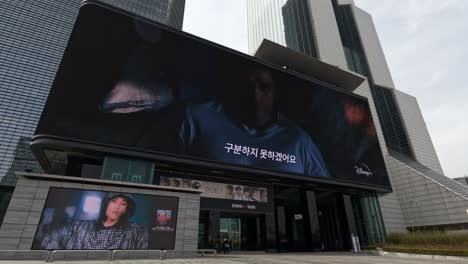 Coex-Artium-Und-World-Trade-Center-Komplex-In-Seoul,-Südkorea-Mit-Einer-Riesigen-Elektronischen-Werbetafel-Am-Eingang-–-Einspielung