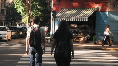 Gente-Cruzando-La-Calle-En-El-Cruce-De-Peatones,-Verdulero-En-La-Esquina