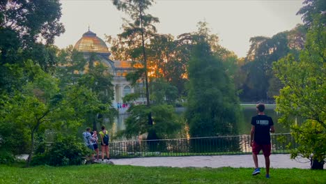 Mann-Fotografiert-Den-Kristallpalast-Oder-Palacio-De-Cristal-Im-Retiro-Park-Bei-Sonnenuntergang-In-Der-Stadt-Madrid