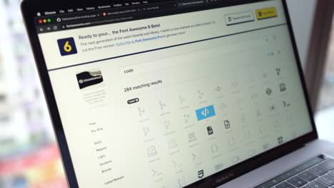 Suche-Nach-Symbolen-In-Einem-Schriftarten--Und-Symbol-Toolkit-Zum-Einfügen-In-HTML-Code