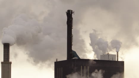 Toma-Panorámica-De-Una-Escena-Apocalíptica-De-Una-Fábrica-Que-Sale-Humo