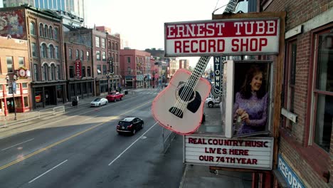 Antena-De-La-Tienda-De-Discos-En-La-Calle-Broadway-En-Nashville,-Tennessee