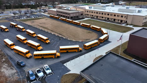 Fila-De-Autobuses-Escolares-Y-Esperar-A-Niños-Y-Estudiantes